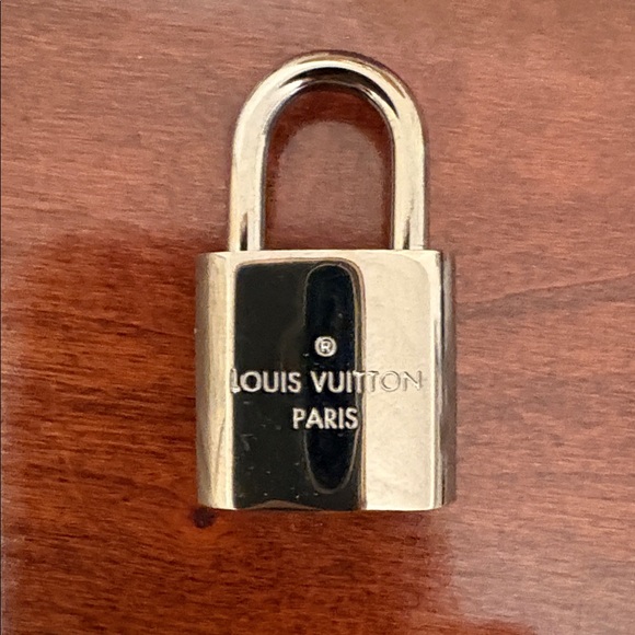 Louis Vuitton Shiny Silver Lock - Picture 2 of 3